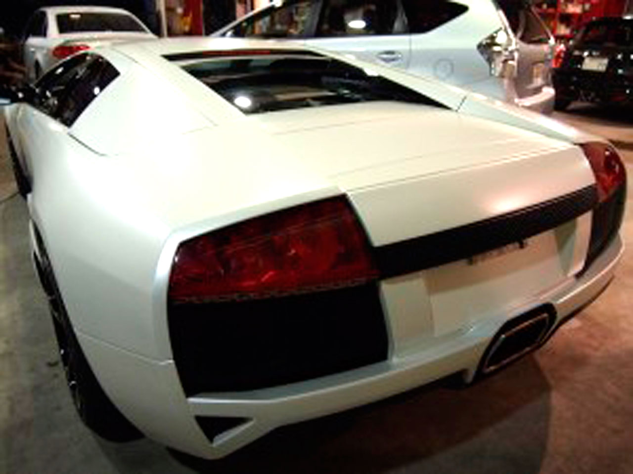 フルラッピングでブラックからマットホワイトにボディーカラーを変更したムルシエラゴ カービューティーアイアイシー 千葉 市川市