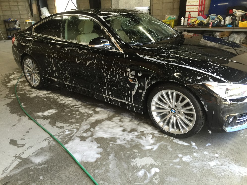 黒い車の洗車
